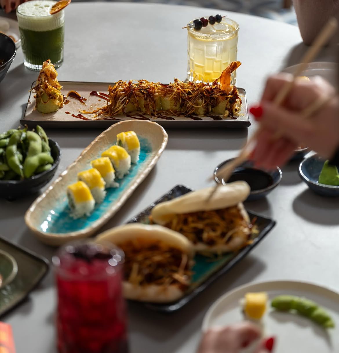 Petra'da paylaşımlık sushi ve bao sofrası